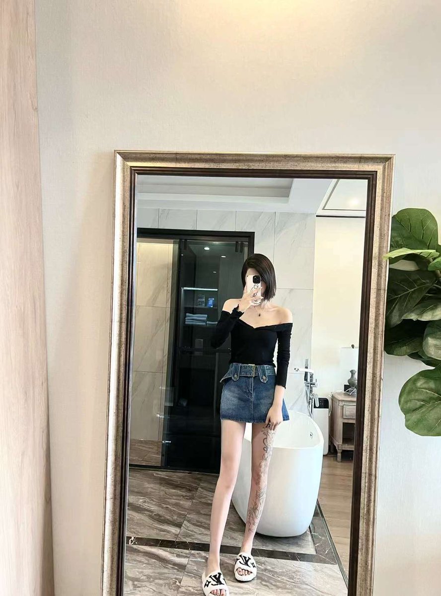 最讨厌的两件事 骗我被我发现和答应我的做不到

#黑丝 #淫妻任务 #露出 #chang tui