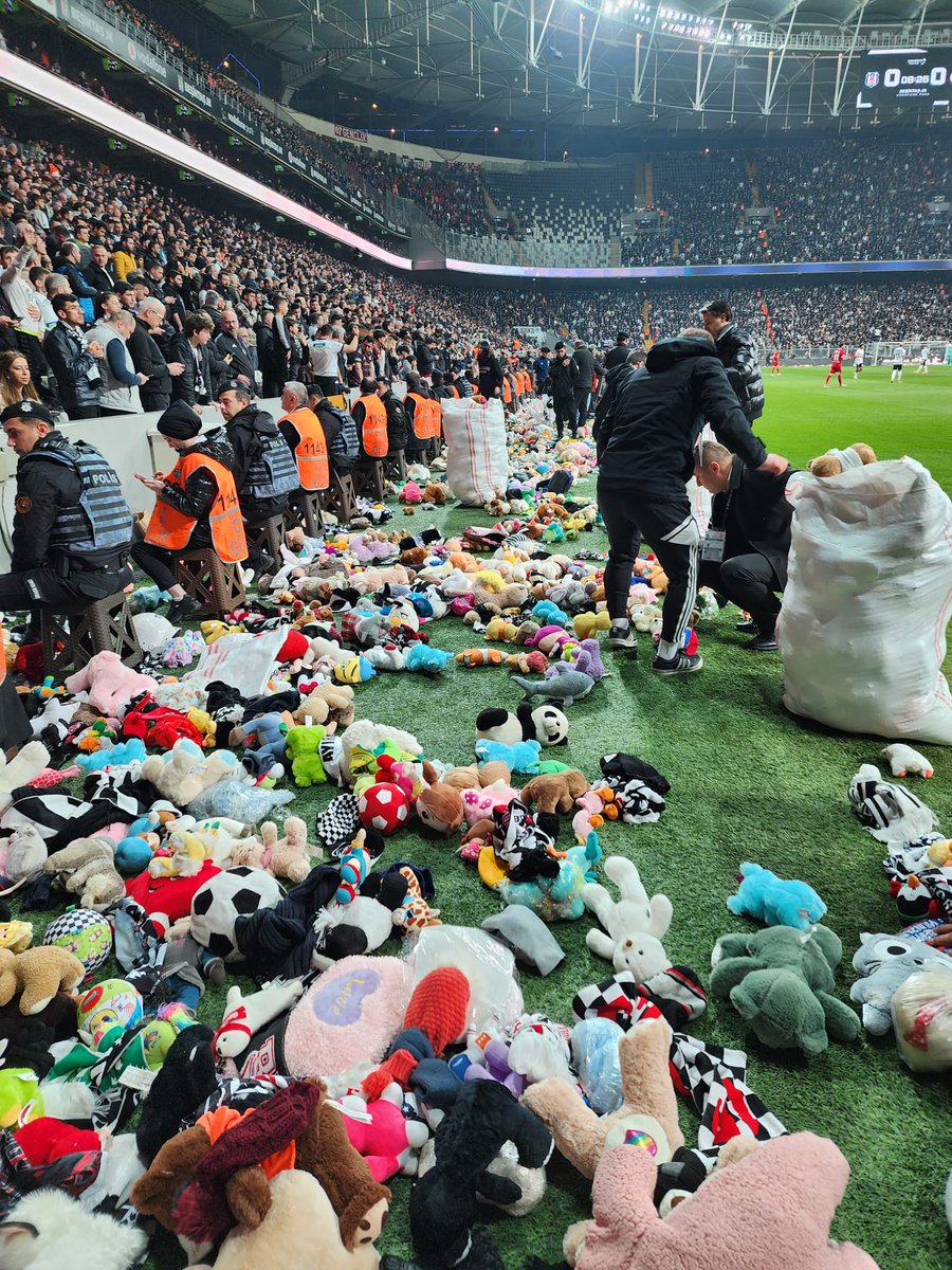 BektaSenel's tweet photo. Van depreminde depremzedeler için atkılarımızı atmıştık sahaya. (Ve bu yüzden ceza yemiştik.) Bizimkiler şimdi de depremzede çocuklar için sahaya oyuncak atmışlar. Bu, her şeyden önce kitlesel umuttur. Semboliktir, değerlidir. İyi ki'dir. Canım Beşiktaş. #birlikteiyileşeceğiz https://t.co/9bdaf2xLFk