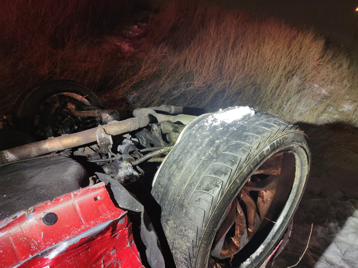 OPP_HSD's tweet photo. Single vehicle Rollover. #Hwy427 NB ramp to #hwy401 EB. Minor injuries to occupants. 
Vehicle had minimal tread on tires. Please use adequate tires. #DriveSafe #TorontoOPP ^yb https://t.co/dStAimVz8f