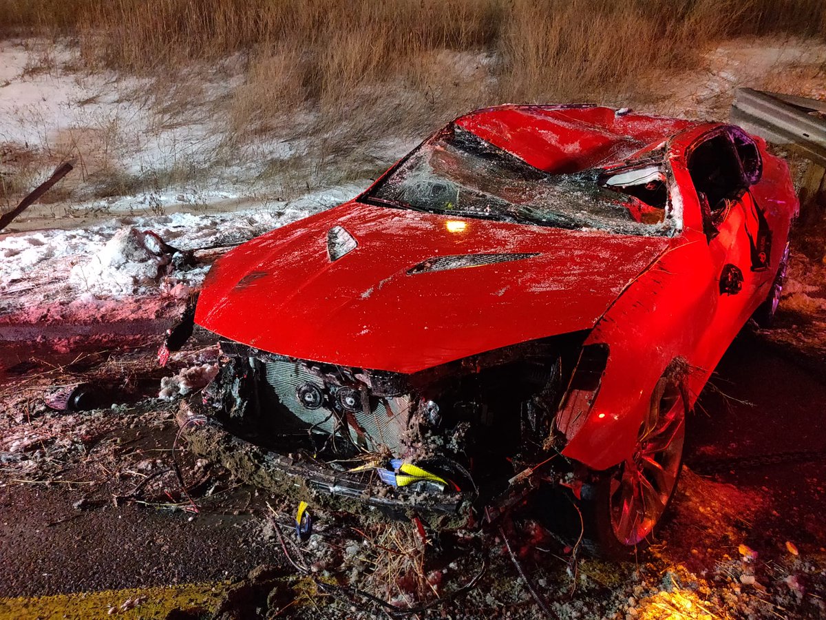 OPP_HSD's tweet photo. Single vehicle Rollover. #Hwy427 NB ramp to #hwy401 EB. Minor injuries to occupants. 
Vehicle had minimal tread on tires. Please use adequate tires. #DriveSafe #TorontoOPP ^yb https://t.co/dStAimVz8f