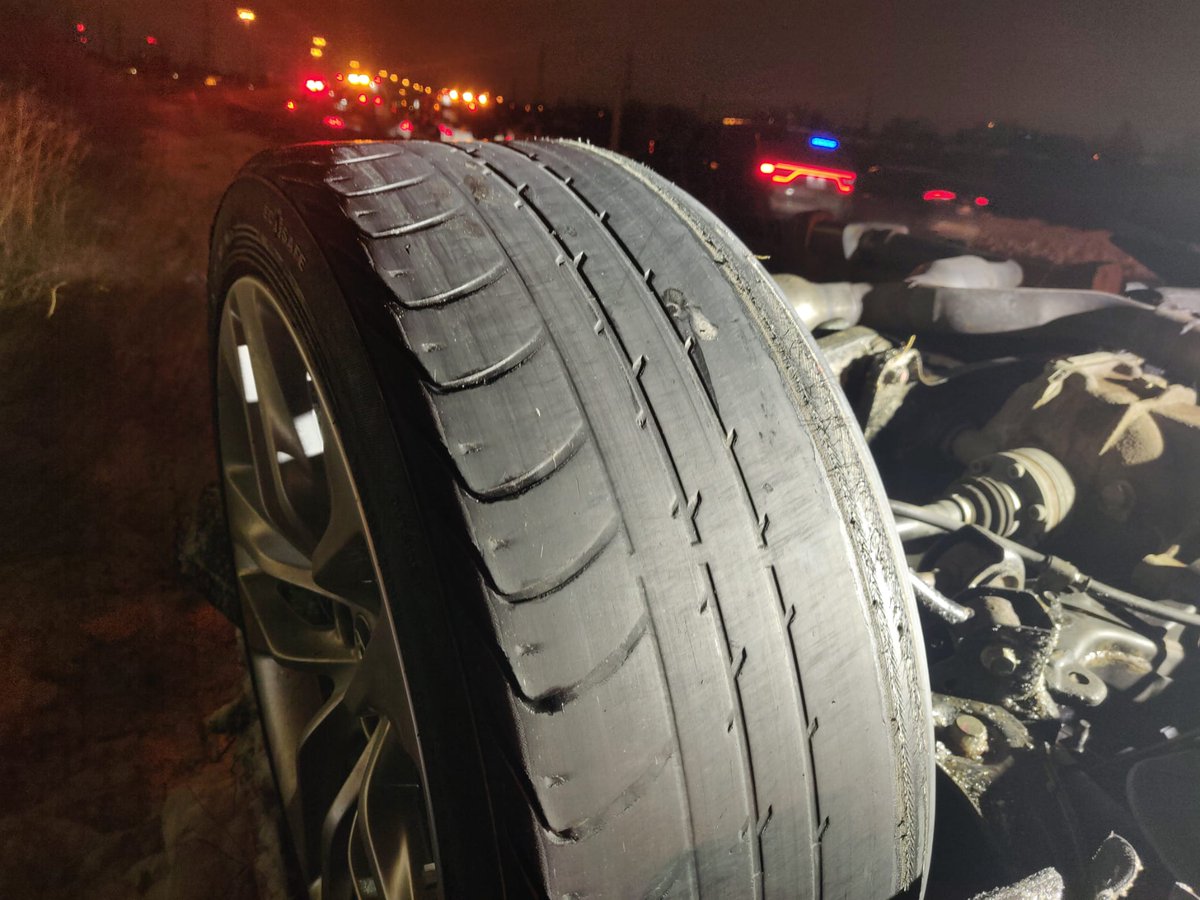 OPP_HSD's tweet photo. Single vehicle Rollover. #Hwy427 NB ramp to #hwy401 EB. Minor injuries to occupants. 
Vehicle had minimal tread on tires. Please use adequate tires. #DriveSafe #TorontoOPP ^yb https://t.co/dStAimVz8f