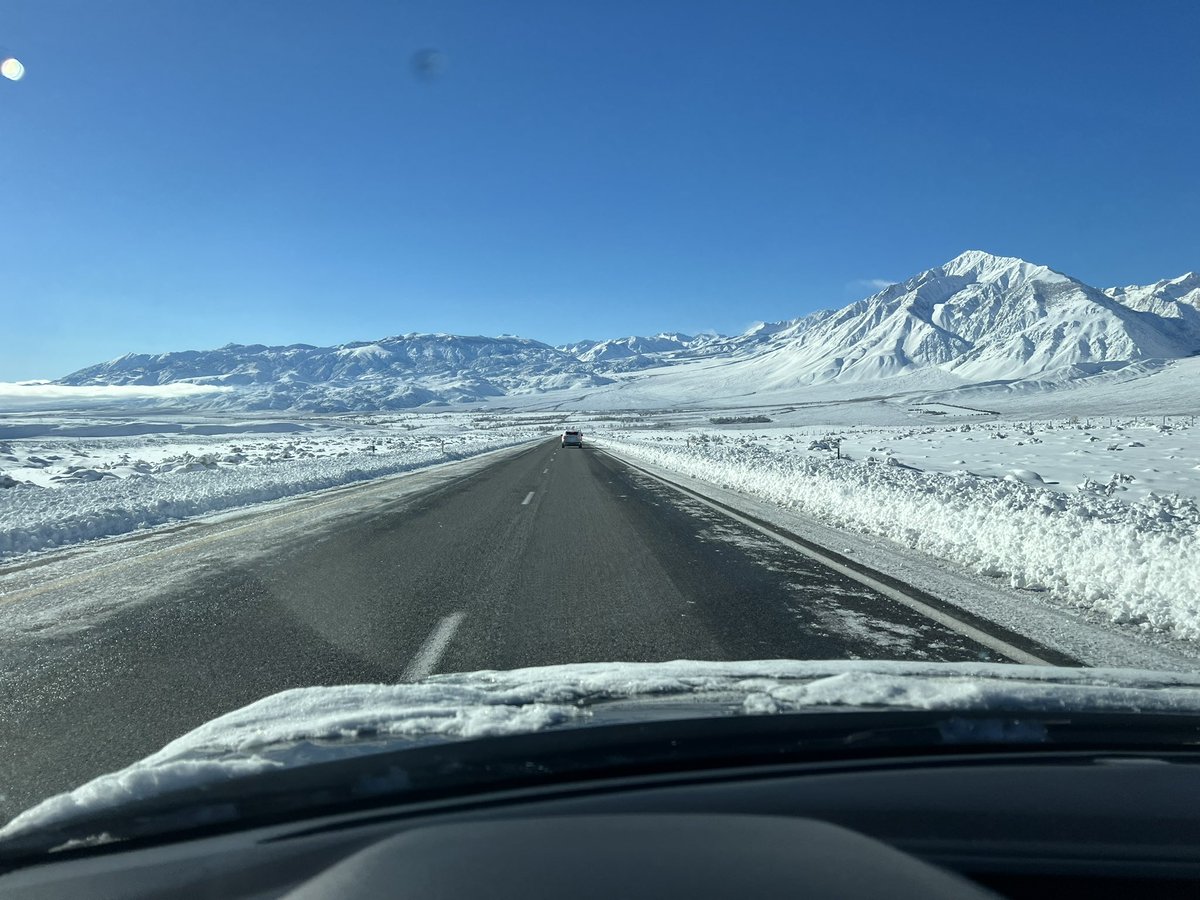 TomRich_'s tweet photo. @Caltrans9 Heading southbound, about 15 mi from Bishop.  Roads are clearing and it’s warmed up to 26 F.  People are removing their chains now. https://t.co/2GL64Bqib9