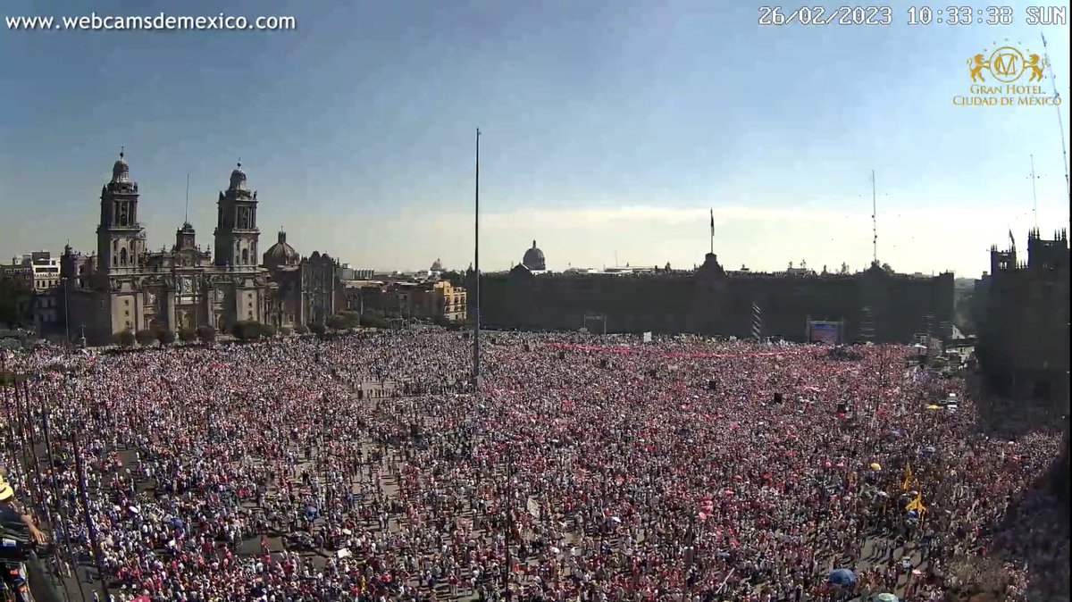 lximenezfyvie's tweet photo. Así el #Zócalo a las 10:35 de la mañana. 💕

#ElINENoSeToca #MiVotoNoSeToca https://t.co/eMAVccg94B