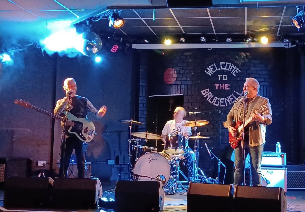 Just a bloke at the barrier tweet media