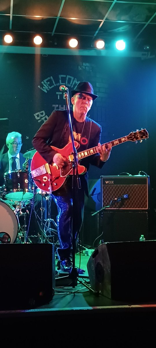 Just a bloke at the barrier tweet media