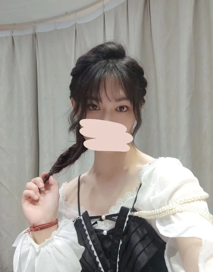 挺喜欢当时化妆师姐姐帮我编的这个发型的 https://t.co/MYsjkjMhMX