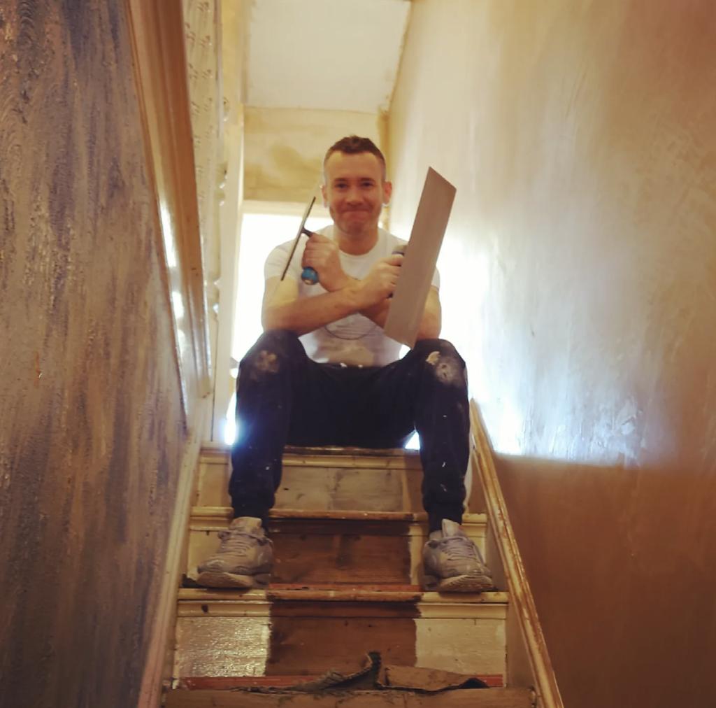 willspilsbury's tweet photo. All done for today! An entire huge wall plastered by me and Mark. Super smooth. Back to parcel delivery tomorrow! π #dreamteam #jackofalltrades #airmax90 #trashedkicks #nikeairmax #plastering #tradie #sneakerhead https://t.co/2MTtNs2pz5