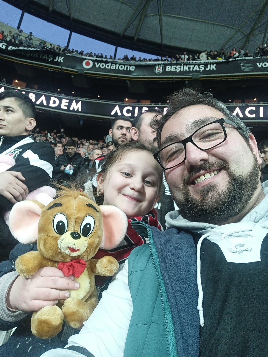 tatar_zade's tweet photo. @OguzhanUgur Burdayız 6 yaşındaki kızımla abisiiii güneşli yarınlar için @OguzhanUgur ❤️❤️🦅🦅 https://t.co/X1PxtvmfqU