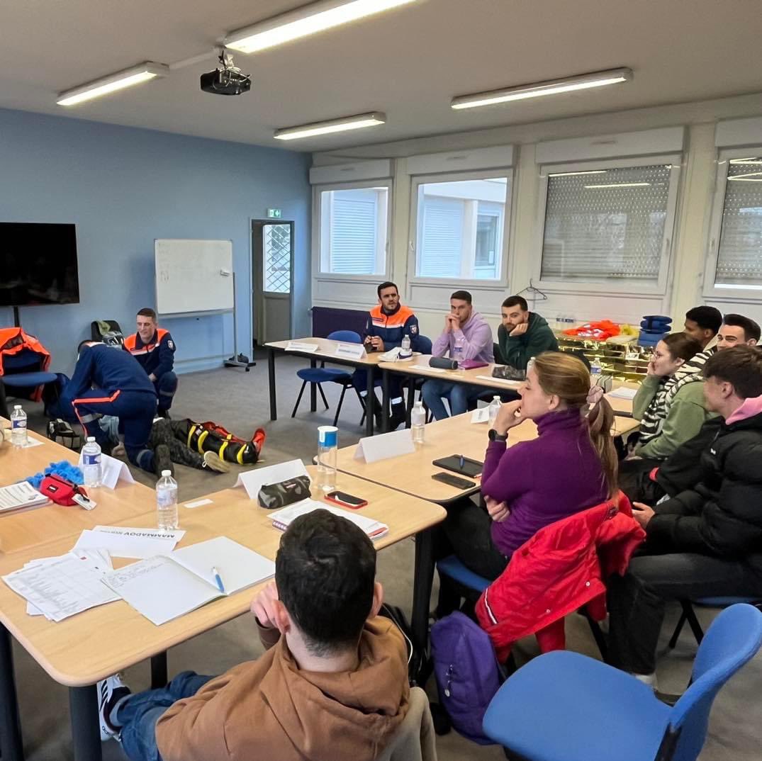 ProtecCivile53's tweet photo. 🎓Cette semaine dans nos locaux à @Laval_la_Ville après ➕de 35h de formation, 1️⃣3️⃣ nouveaux secouristes formés au PSE1
👉Ils rejoignent dès aujourd'hui, nos équipes opérationnelles sur les #DPS , Garde SAMU...
🙏 Merci aux 3 Formateurs Mobilisés 
👏 Félicitation à Eux
@Prefet53 https://t.co/TryD3WctLQ