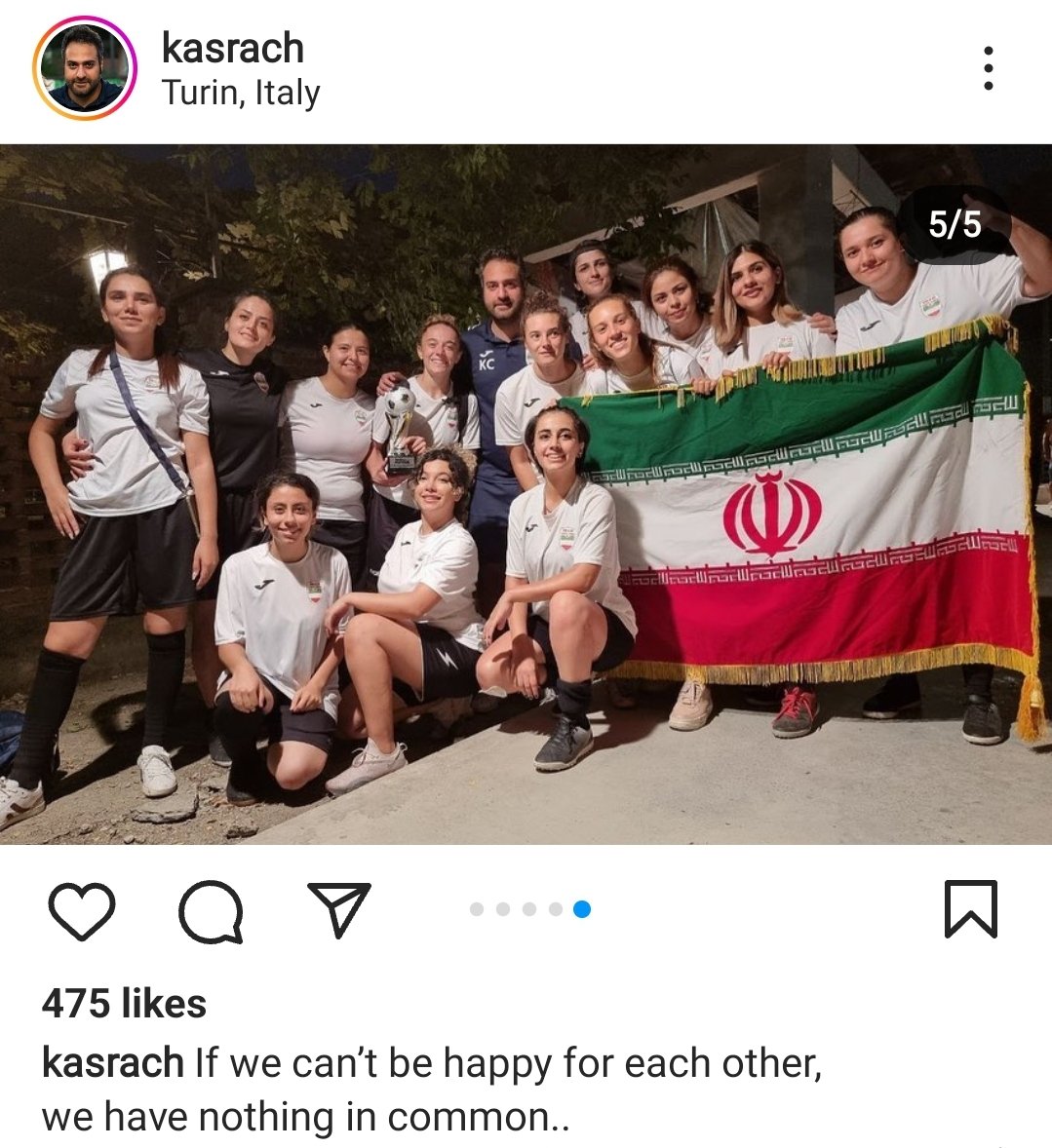 Sarina88828's tweet image. عکس با پرچم خرچنگ و حامی معصومه صادراتی، سوال اینجاست در داخل ایران آیا میتوانن با این پوشش زندگی کنن؟