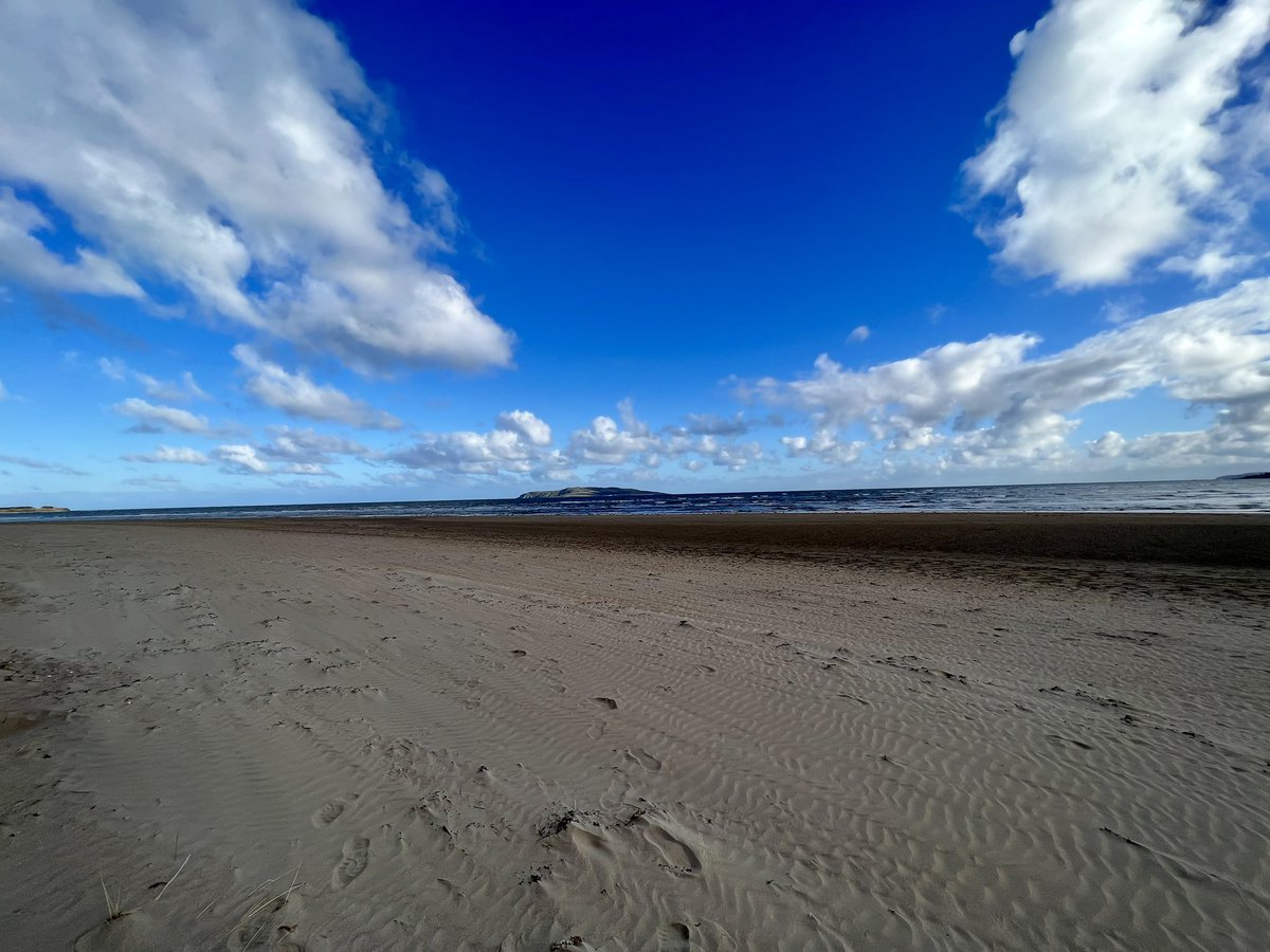 CVlattas's tweet photo. Get your kites ready - wrong country unfortunately but true blue is true Rothko and the winds are controlled by Aeolus. #LambayIsland #RushBeach #Dublin https://t.co/nVr1GKRRF8
