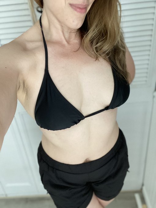 Ever been hot tubbing with a naughty MILF? https://t.co/dKWBTKjnKD