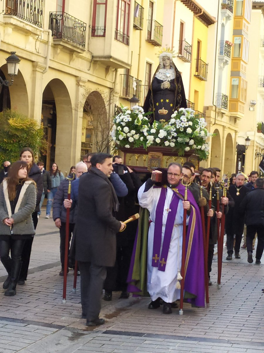 Eduard_Lpz's tweet photo. Encuentro Diocesano de #Cofradías, organizado por @ssantalogrono.
Misa en #LaRedonda presidida por Don Santos, obispo de @iglesiarioja y procesión con la Virgen de la Soledad, imagen titular de la antigua cofradía de la #Soledad del #ConventodelaMerced, hasta #Palacio.
#cuaresma https://t.co/aOP87a08bO