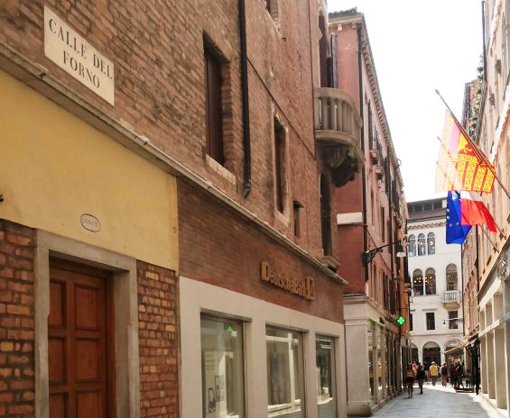alberto_sanavia's tweet photo. #3aprile 1758, #Venezia: la spia Giambattista #Manuzzi rivela che in calle del Forno a S. Paternian, “ha Casino la nobildonna Cecilia #Valmarana”. Gli fa visita il figlio del cavalier #Michiel dal quale è servita ed è derisa perché “nella sua etade si sia attaccata ad un giovine” https://t.co/vwtlxnYqWR