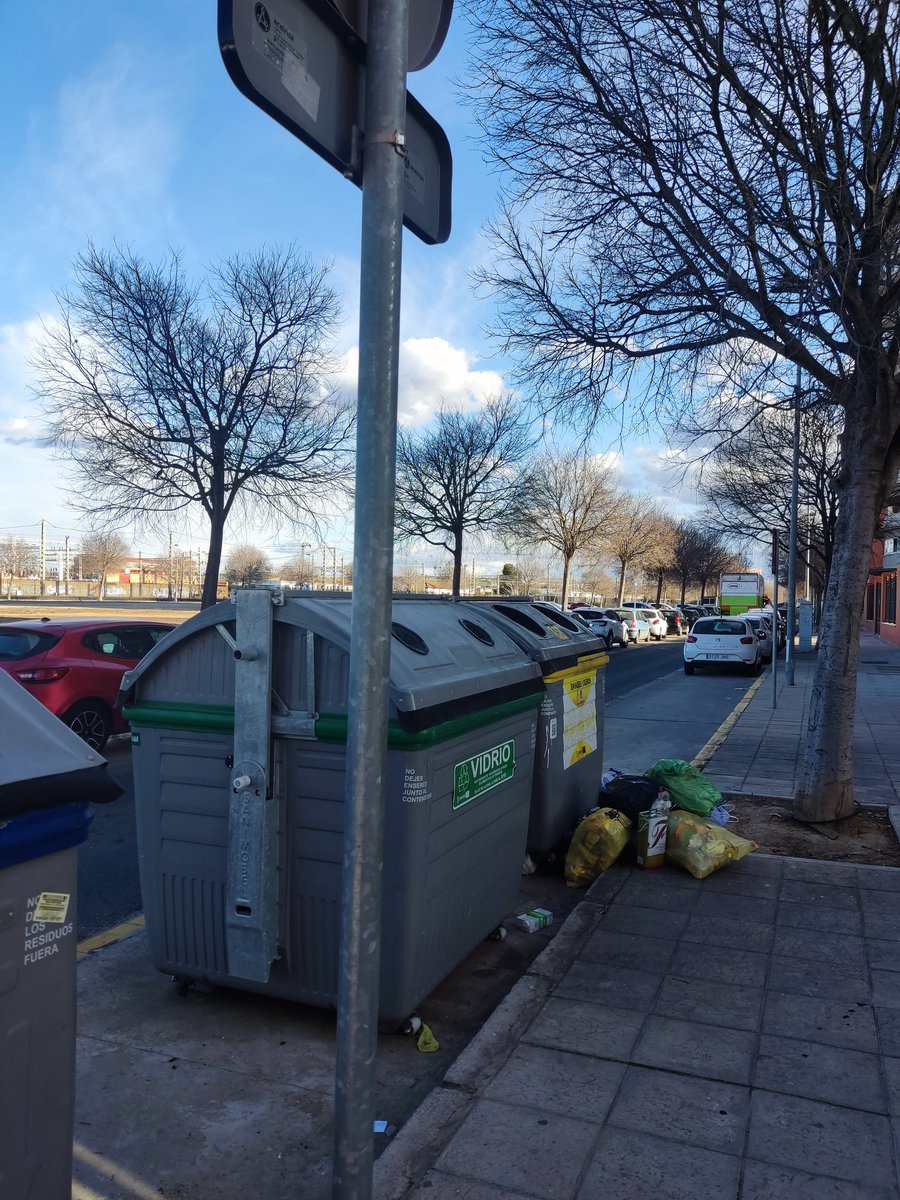 EvaAlvarez87's tweet photo. @LipasamSevilla lleva varios días sin pasar por Jardines de Hércules (Bellavista), y cuando por fin pasa, las bolsas que los vecinos tuvieron que depositar fuera, al lado del contenedor, porque estaban abarrotados las deja en el mismo sitio ¿Esto es normal @Ayto_Sevilla ? Apesta! https://t.co/mGZDCJo9yE