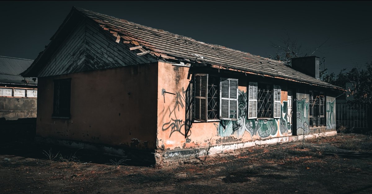 ransilad's tweet photo. Saliendo a caminar me tope con esta casa con un look muy peculiar, le agregué un pequeño efecto cinematográfico y este fue el resultado
.
.
.
#TheLastOfUs #photography #house #chile #picture #scary #fear #twd https://t.co/M0Mab9rEwj