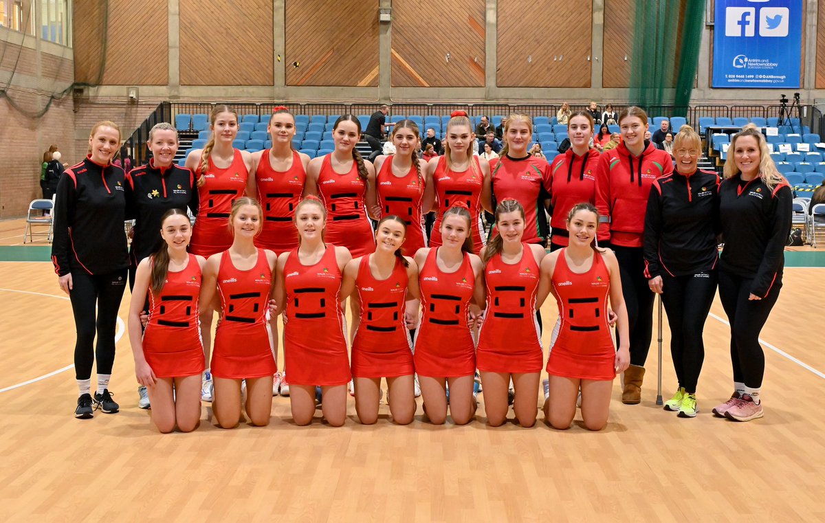 Such a pleasure to be <a href="/EuropeNetball/">EUROPE NETBALL</a> Belfast with <a href="/WalesNetball_/">Wales Netball | Pêl-Rwyd Cymru</a> U17s players &amp; management. Players took court with grit, resilience &amp; learned so much. Thanx <a href="/WalesNetball_/">Wales Netball | Pêl-Rwyd Cymru</a> for making it happen &amp; to all that supported this amazing group of players ❤️🏴󠁧󠁢󠁷󠁬󠁳󠁿💚 #proud #futureplayers