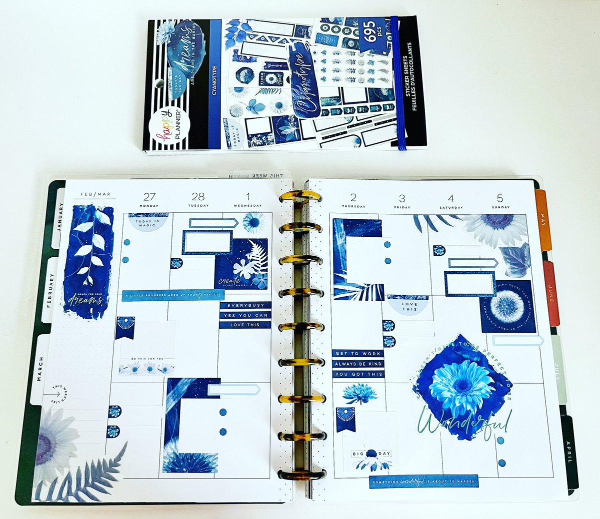 Louise_OTR's tweet photo. In 💙 with this monochromatic spread 💙💙💙 #Cyanotype #PlanWithLui #HappyPlanner https://t.co/ta2fYC8lhp