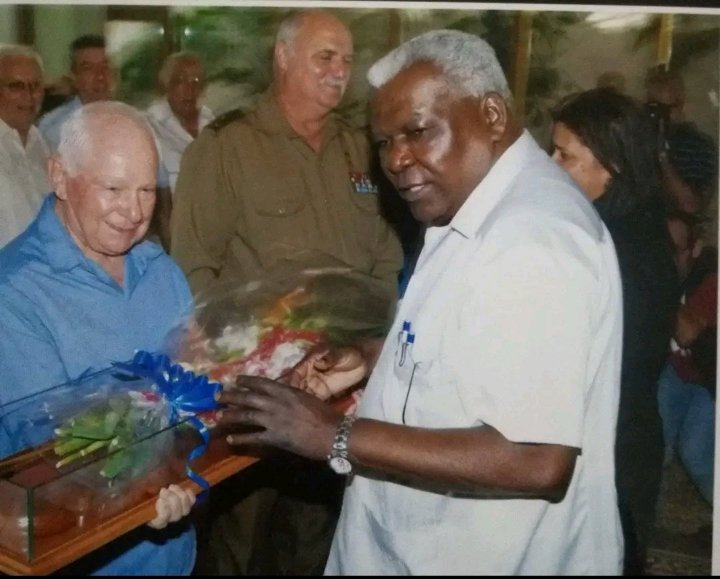 Desde @CMzllo, #ProvinciaGranma 🇨🇺Felicitamos al presidente de @AsambleaCuba del #PoderPopular, #EstebanLazo por su cumpleaños🎉
@DiazCanelB 
@CapoNapoles