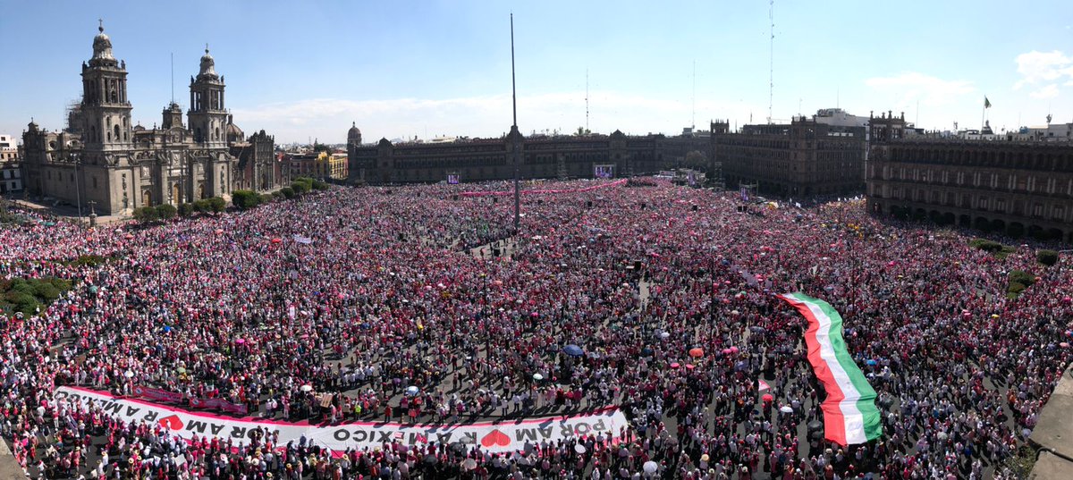 El_Universal_Mx's tweet photo. Así luce la plancha del Zócalo de la CDMX durante concentración en defensa del INE. Inicia la participación de oradores.    

Foto:  Diego Simón https://t.co/J1xMwZKsmx