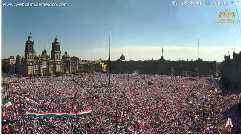 ruizhealy's tweet photo. ¡#AMLO lo logró! Llenó hoy el Zócalo de la #CDMX y las plazas de muchas ciudades con cientos de miles de mexicanos que no están de acuerdo con su #PlanB y su pretensión de desmantelar al #INE para controlar las elecciones y favorecer a #MORENA. Como lo hizo el #PRI durante años https://t.co/6GHyAmqNKX