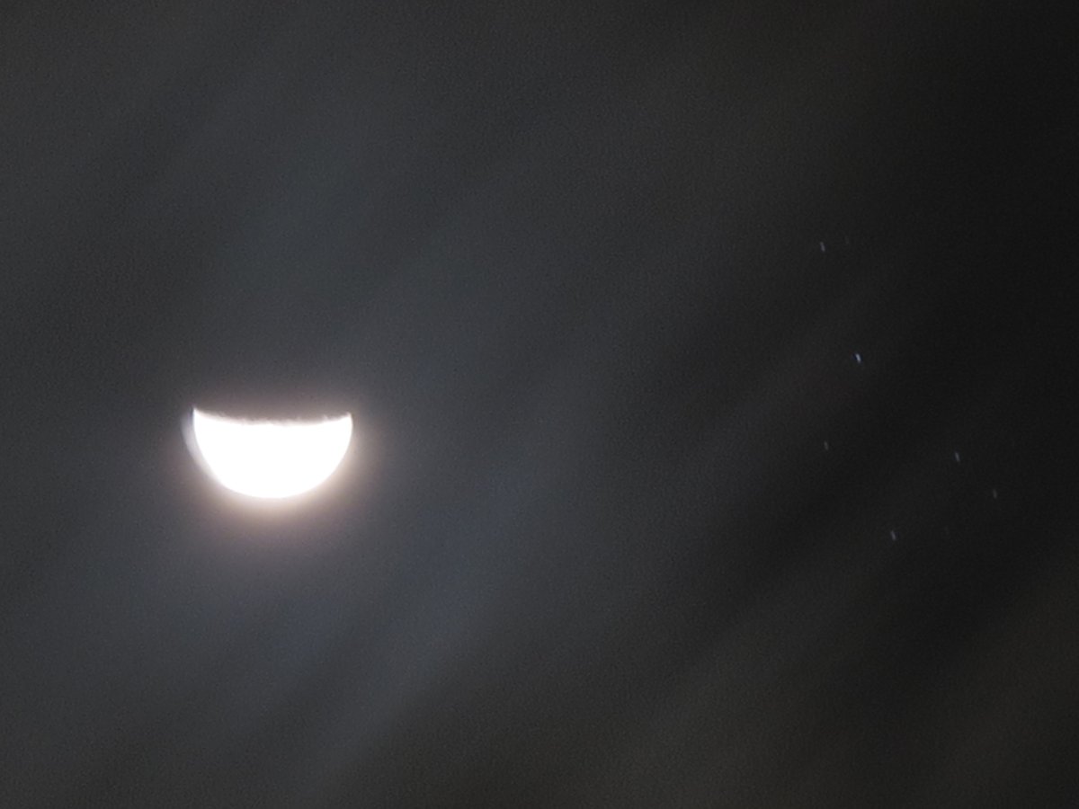 hrefaaz2's tweet photo. The 43% Illuminated Waxing Cresent #moon and the #Pleiades #star cluster Conjunction at 17:00 UTC. This Spectacular even was photographed from a Canon Power shot G11. https://t.co/cFMOjrlBOc