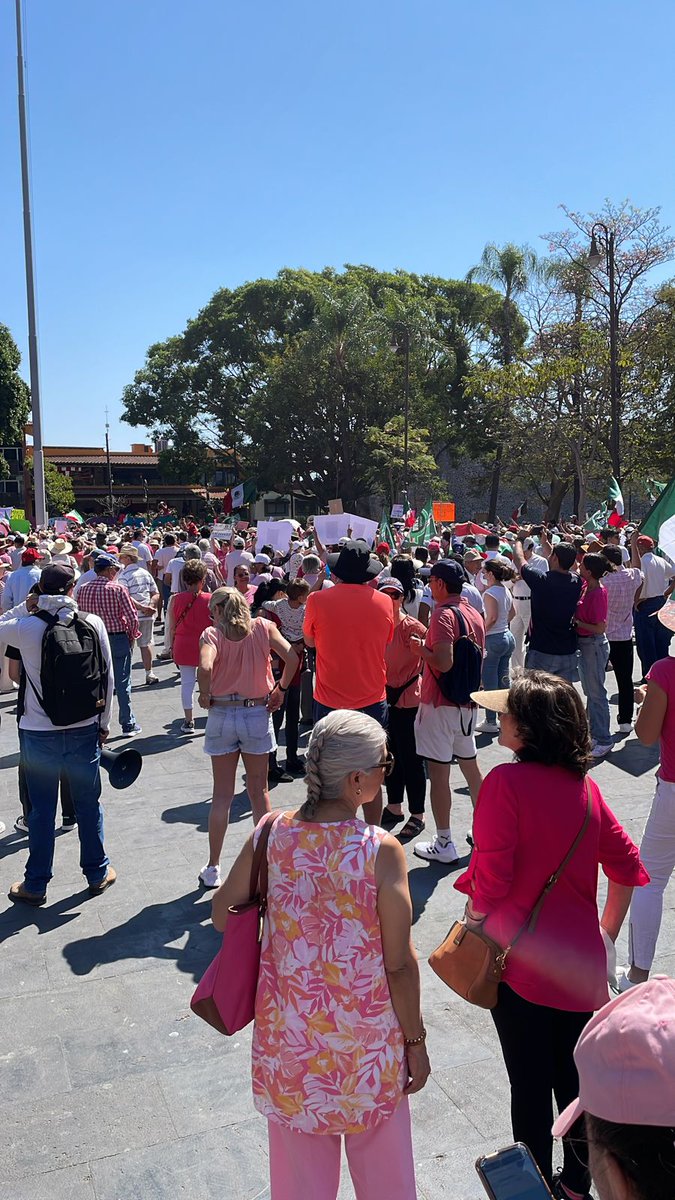 Morelos de pie en un ejercicio de participación ciudadana.