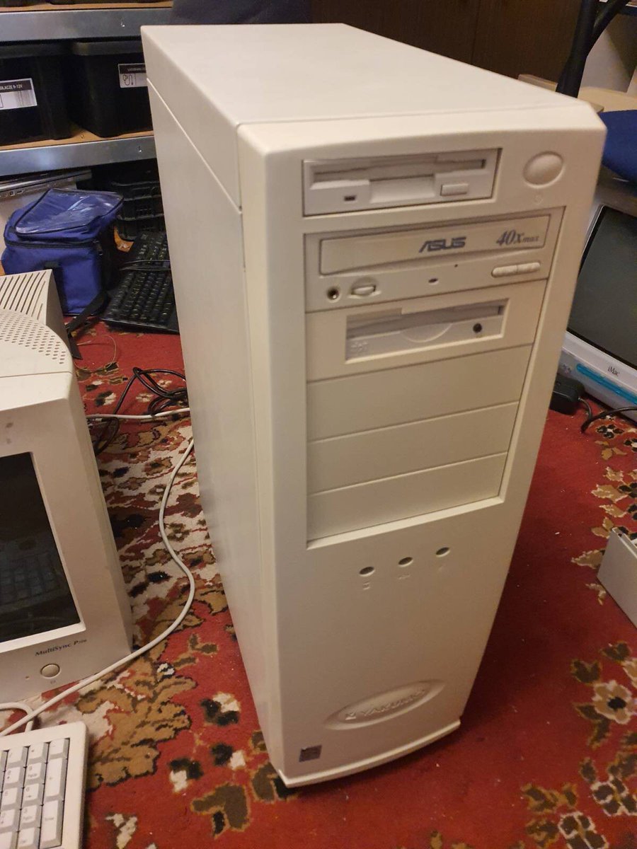 MatStudiosCo's tweet photo. We saw earlier some big towers but this one has a nice bonus - zip drive! Besides of that, inside it's look like ordinary P2. We might made old NT server from it i guess.
#flyingarmageddon #pentium2 #retrocomputing https://t.co/RF8Z3hgMvV