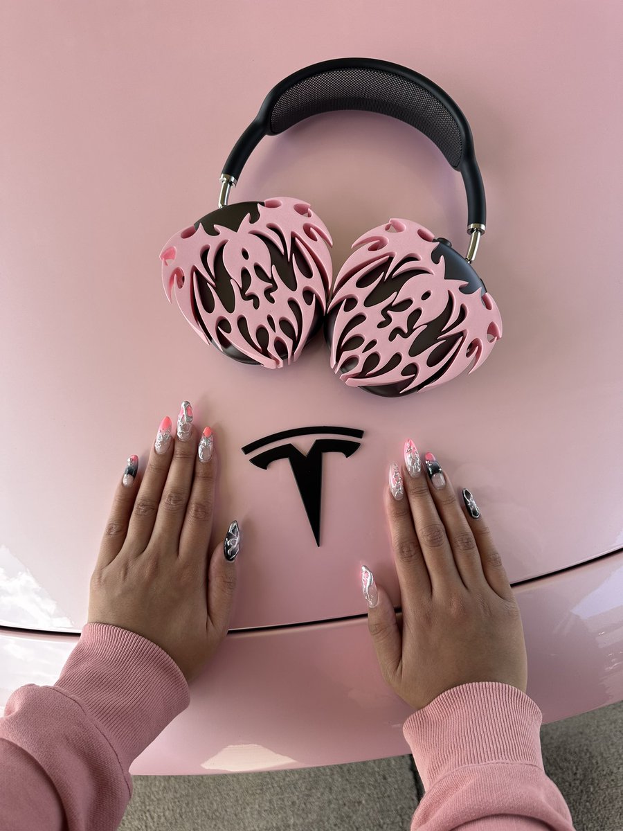 FrancescaBourdi's tweet photo. POV: Your business pays for your pink dream car 🌸💗

Heart attachments for AirPods Max from @BourdierFashion https://t.co/T5KNZrnq9D