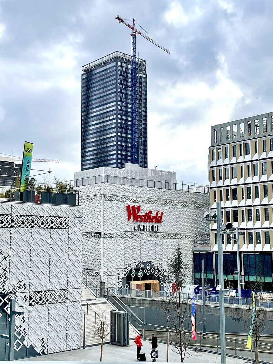 La façade de #ToLyon quasiment achevée #PartDieu #Lyon #garedelapartdieu #LyonPartDieu #vinciimmobilier #dpa_official #reinventonslapartdieu #gratteciel