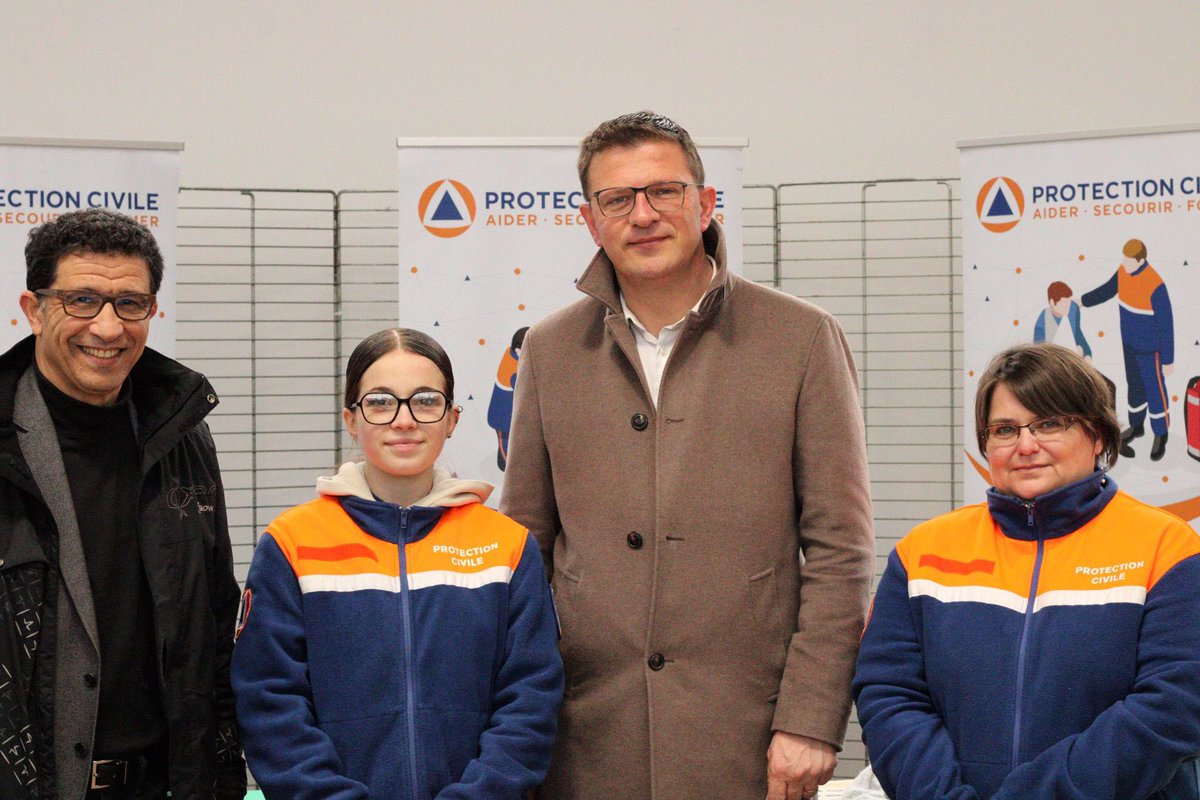 ADPC50's tweet photo. [BÉNÉVOLAT] Ce samedi avait lieu la journée du Bénévolat à Cherbourg ! 🗣️
Nos bénévoles étaient présents toute la journée pour vous rencontrer, vous parlez de notre association et de nos missions 🤝🏻
Ils ont également eu la visite de Monsieur le Maire ! 📷

🟠🔵 https://t.co/OeVw9Ro5sX