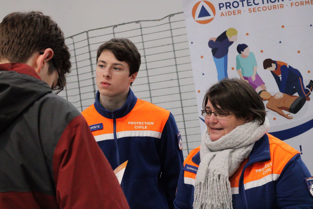 ADPC50's tweet photo. [BÉNÉVOLAT] Ce samedi avait lieu la journée du Bénévolat à Cherbourg ! 🗣️
Nos bénévoles étaient présents toute la journée pour vous rencontrer, vous parlez de notre association et de nos missions 🤝🏻
Ils ont également eu la visite de Monsieur le Maire ! 📷

🟠🔵 https://t.co/OeVw9Ro5sX