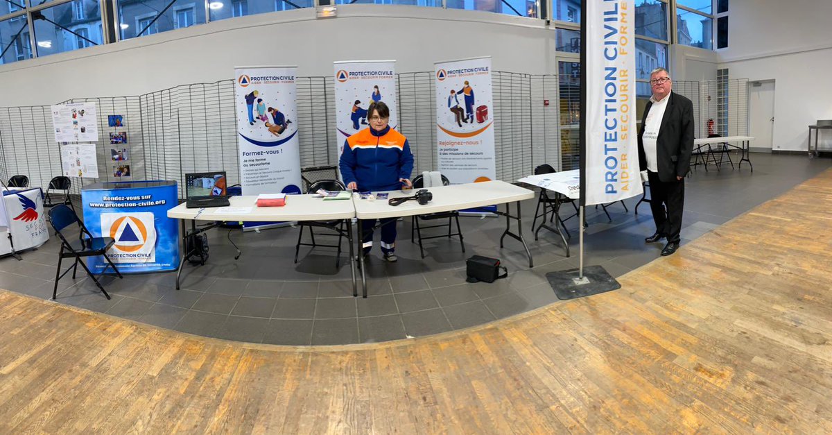ADPC50's tweet photo. [BÉNÉVOLAT] Ce samedi avait lieu la journée du Bénévolat à Cherbourg ! 🗣️
Nos bénévoles étaient présents toute la journée pour vous rencontrer, vous parlez de notre association et de nos missions 🤝🏻
Ils ont également eu la visite de Monsieur le Maire ! 📷

🟠🔵 https://t.co/OeVw9Ro5sX