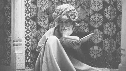 Mutsuzluğumuzun sebebini hep başka şeylerde aradık. Oysa mutsuzluğumuzun asıl sebebi O'ndan uzak kalmamızdaydı. İnsan Allah'a ne kadar yakınsa mutluluğa da bir o kadar yakındı.