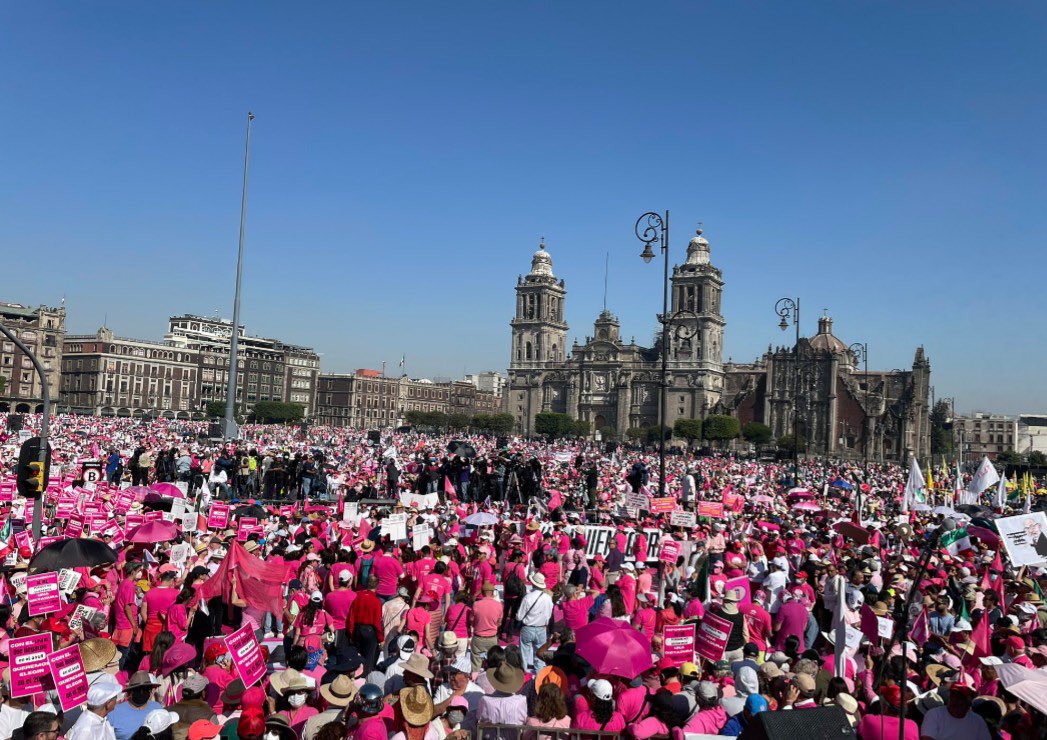 Prácticamente NO HAY SEÑAL PERO 

EL ZÓCALO ESTÁ LLENO PINTADO DE ROSA!! 💓👏👏👏

QUE NOS CUENTE BIEN marti batres.🥳