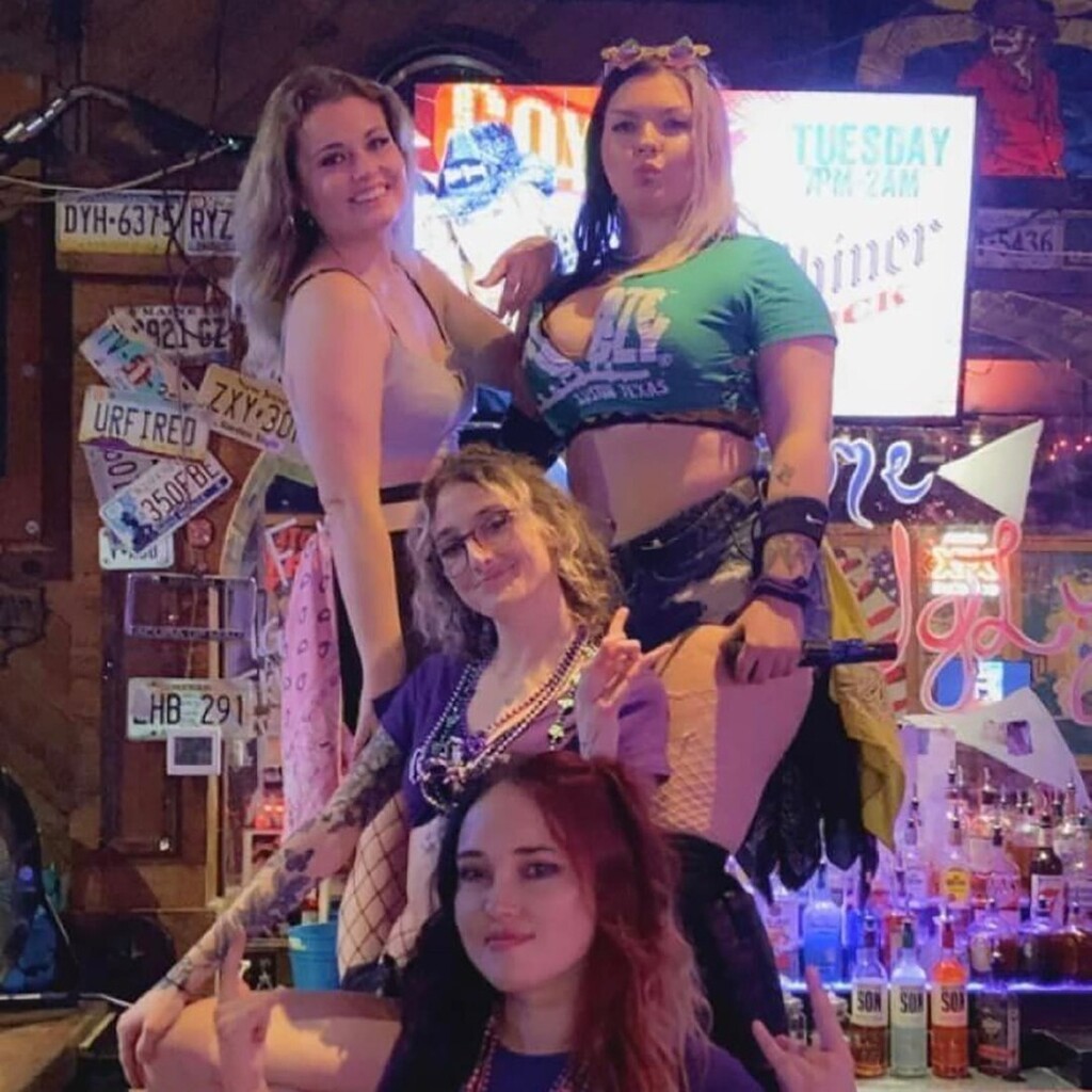 coyoteuglyusa's tweet photo. Come get your drink on with the Austin Coyotes! ๐น๐ธ๐บ๐ป๐ค
๐ท: @Coyoteuglyatx04
#coyoteuglyaustin #coyoteuglytexas #coyoteugly #coyoteuglysaloon #austinnightlife #atxnightlife #austinbars #austinlocals #sundayfunday #sundayfundays #ladiesonthebar #weknowhowtoparty #coyotestyle https://t.co/Ud39Vh2URI