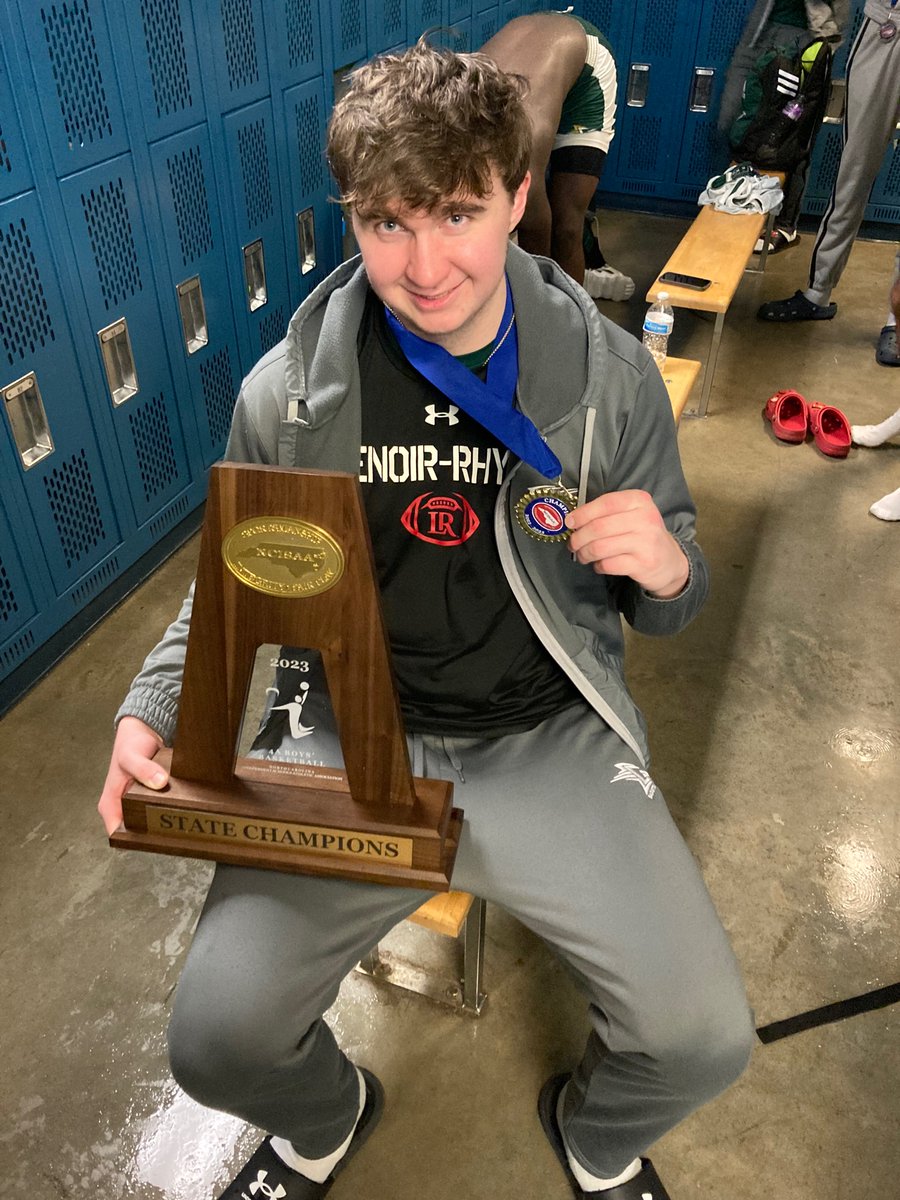 PethelMatthew's tweet photo. A SEASON I’LL NEVER FORGET! Thank you to @greeniesports &amp; @Coach_Coley for this opportunity! Bleed Green 💚. 

#StateChamp https://t.co/alqWbUJejd