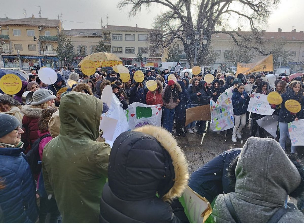 GuadarramaIes's tweet photo. 📣 Alumnos, familias y profesores pedimos la continuidad de las educadoras Marta y Olga en
Guadarrama eb la plaza de @Ayto_Guadarrama 💪💪💪 https://t.co/9dvwjgdyOb