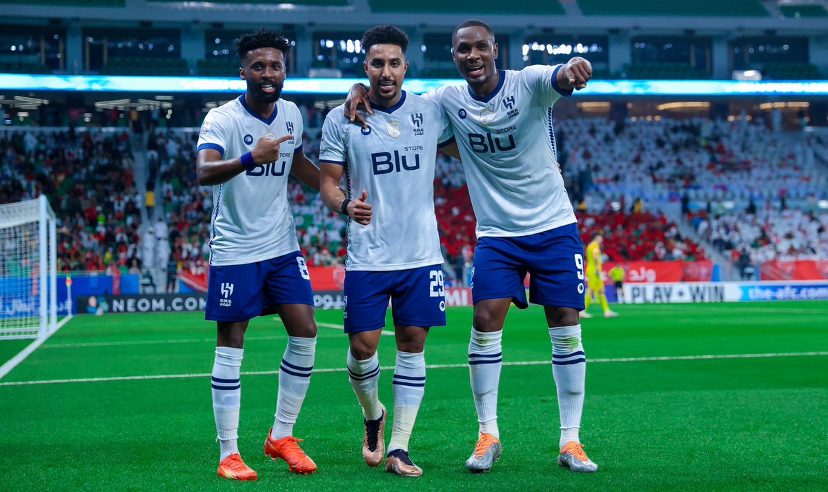 Blue3HS's tweet photo. اشرف الوطن واجيب ثاني العالم ، بعدها ب ايام اوصل لنهائي اكبر قارة كل هذا والهلال موقوف فترتين .
- آرفـع راسك انت هلالي 💙💙
#الهلال https://t.co/49oxO7YUmX