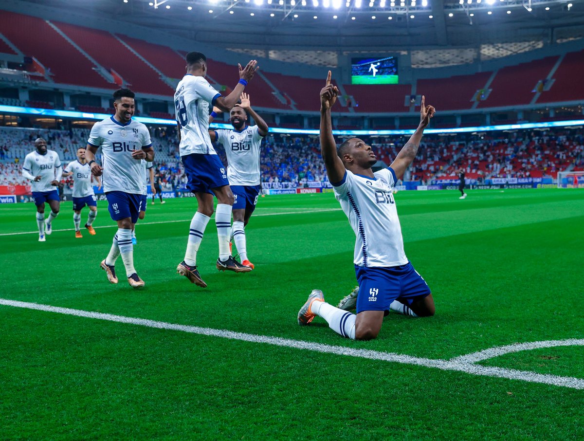 Blue3HS's tweet photo. اشرف الوطن واجيب ثاني العالم ، بعدها ب ايام اوصل لنهائي اكبر قارة كل هذا والهلال موقوف فترتين .
- آرفـع راسك انت هلالي 💙💙
#الهلال https://t.co/49oxO7YUmX