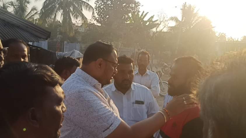 prasannapatilpp's tweet photo. 7 ಮೈಲ್ ಕ್ಯಾಂಪ್ ನಲ್ಲಿ ಬಡ ರೈತನಾದ ಶ್ರೀನಿವಾಸ್ ಎಂಬುವರ ಮನೆ ಇಂದು ಶಾರ್ಟ್ ಸರ್ಕ್ಯೂಟ್ ಆಗಿ ಮನೆ ಸಂಪೂರ್ಣ ಸುಟ್ಟು ಬಸ್ಮವಾಗಿದೆ. ಇದನ್ನು ತಿಳಿದ ತಕ್ಷಣ ಭೇಟಿ ನೀಡಿ ಅವರ ಕುಟುಂಬ ವರ್ಗಕ್ಕೆ ಆತ್ಮಸ್ಥೈರ್ಯ ತುಂಬಲಾಯಿತು. ಪರಿಹಾರವಾಗಿ ಧನ ಸಹಾಯವನ್ನು ಮಾಡಲಾಯಿತು ಊರಿನ ಹಿರಿಯರು ಆತ್ಮೀಯರು ಭಾಗವಹಿಸಿದ್ದರು. #prasannapatil https://t.co/x3am41BaVH
