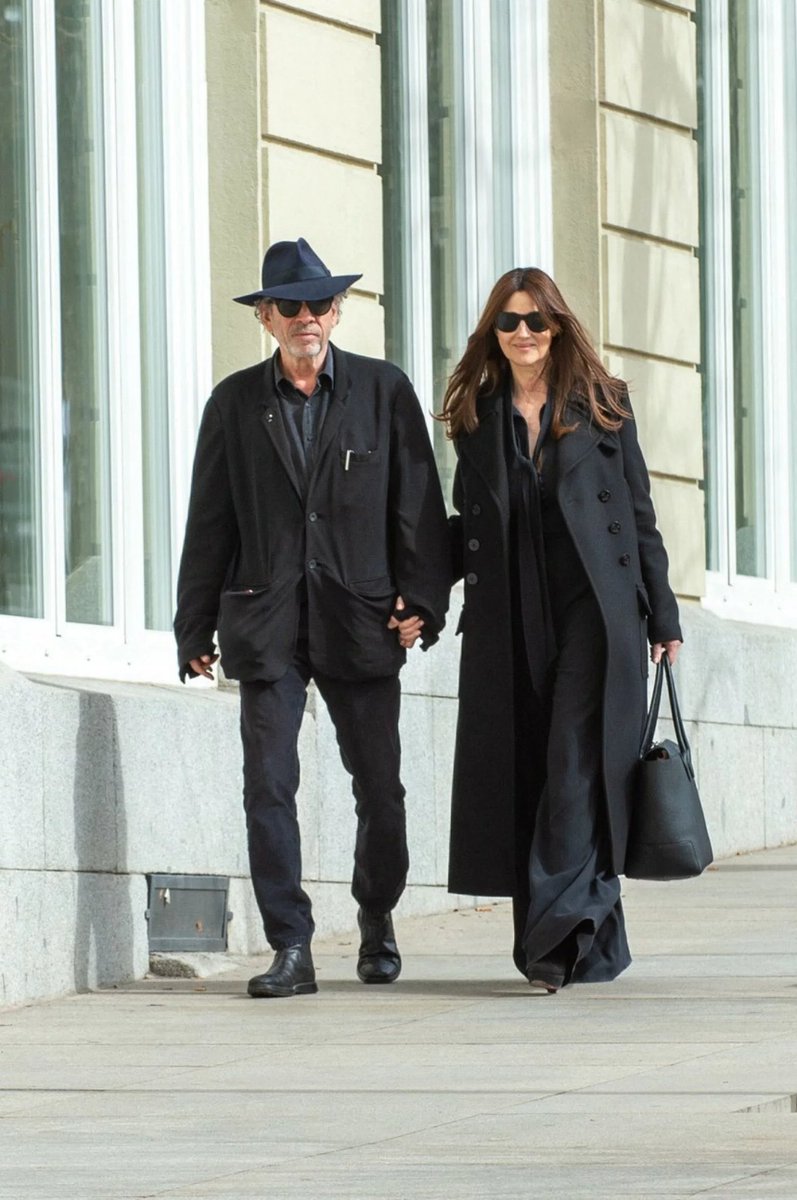 SeriesUpdateFR's tweet photo. Tim Burton et Monica Bellucci à Madrid.💞 https://t.co/coYYONWAWB