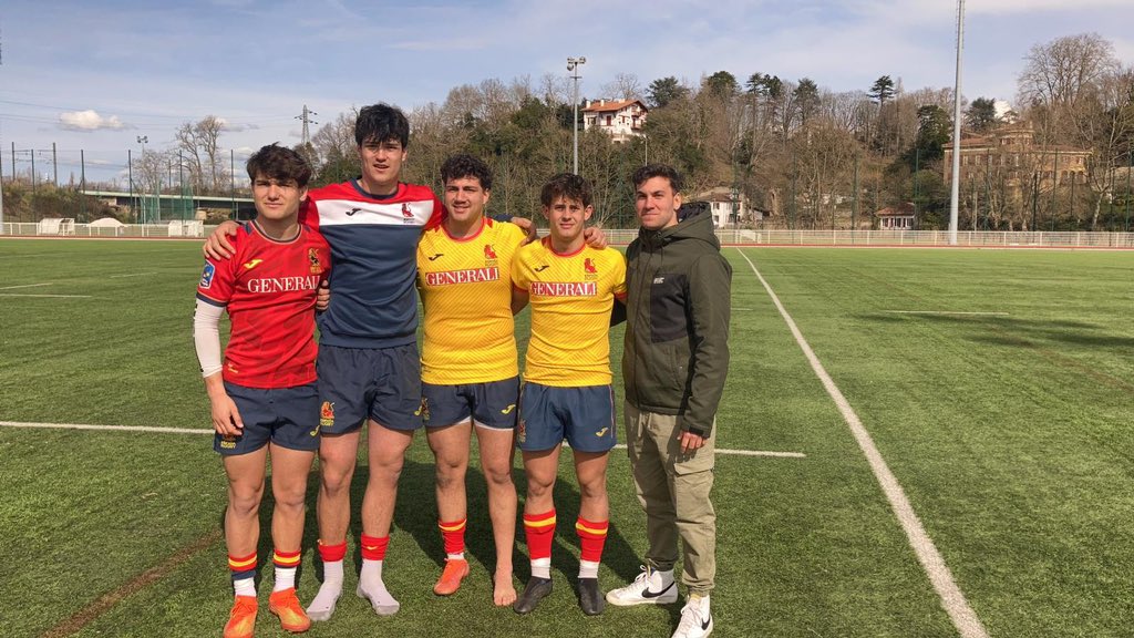 ferugbycv's tweet photo. Estos son los valencianos en la concentración de los #leoness20 en Bayona (Francia) Enhorabuena Roberto Ponce, Daniel Cantazano, Ignacio Piñeiro, Mario Coronado y Victor Gavin. @comunitatesport @ferugby https://t.co/NP6mUCw0y0