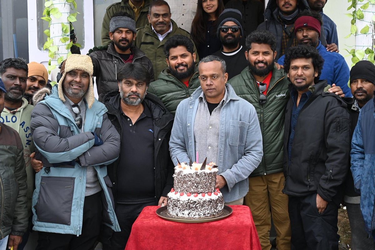 propratheesh's tweet photo. Gautham Vasudev Menon sir’s birthday celebration from the sets of #LEO #GauthamVasudevMenon #LokeshKanagaraj #dhalapathy https://t.co/QngdTTLE2W