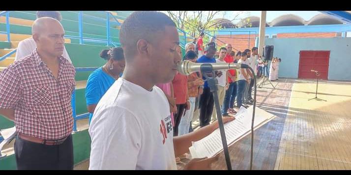 AnthonyGilWill1's tweet photo. El pasado viernes en la @deporte_cubano cómo sede del acto nacional se estuvo realizando el acto de ingreso#FEU @FeuCuba dónde tuve el honor de leer las palabras en nombre de todos los egresados de primer año🇨🇺
@JulioMorejonP @silvano_Cuba  @AnaRGrandaE @yaliel_cobo 
@UJCdeCuba https://t.co/4ThR7P6nwS