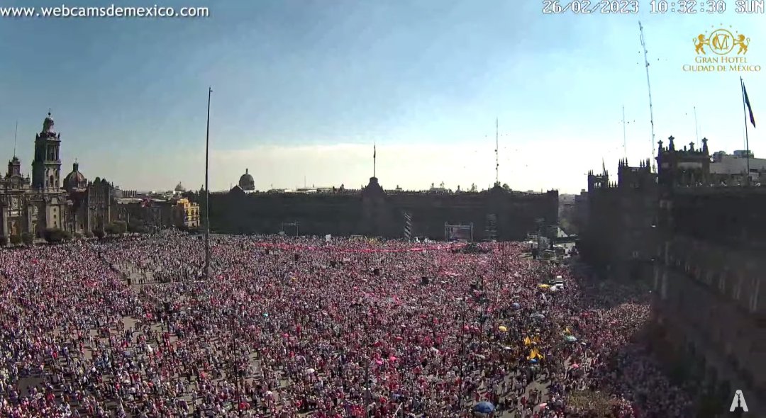 cardonamex's tweet photo. Zócalo de la CdMX. 
26 de febrero 2023. La descalificación de @lopezobrador_ y sus redes ProAmlo solo unió más al pueblo bueno, contra su obsesión de poder. La Nación no es rehén de un necio. Tu ambición de poder AMLO, tan pequeña ante la Resistencia ciudadana. México no es López https://t.co/npSopQ2BBW