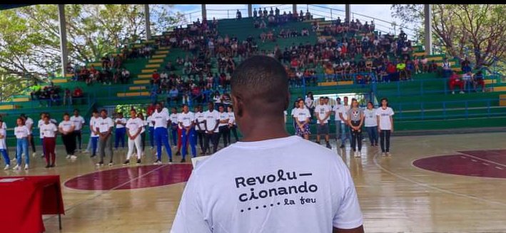 AnthonyGilWill1's tweet photo. El pasado viernes en la @deporte_cubano cómo sede del acto nacional se estuvo realizando el acto de ingreso#FEU @FeuCuba dónde tuve el honor de leer las palabras en nombre de todos los egresados de primer año🇨🇺
@JulioMorejonP @silvano_Cuba  @AnaRGrandaE @yaliel_cobo 
@UJCdeCuba https://t.co/4ThR7P6nwS