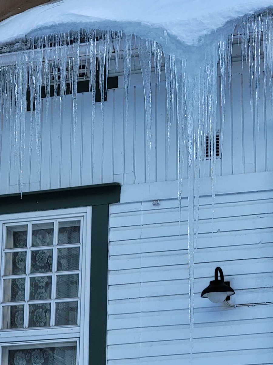 mir_lam's tweet photo. Upeat jääpuikot koristivat kartanon räystästä. Pisin varmaan lähes kolme metrinen. https://t.co/0N8FGbzvL0