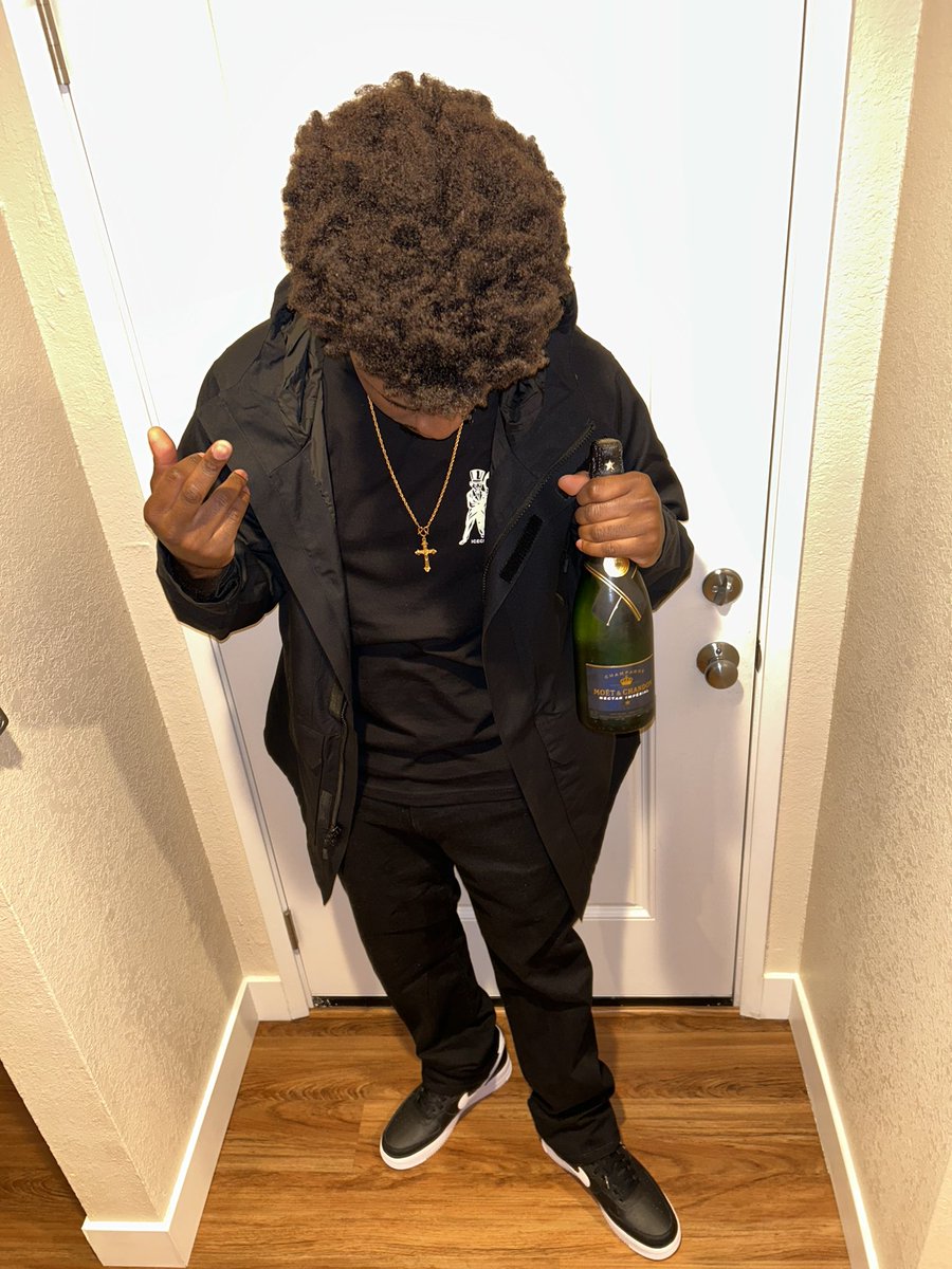DopeItsDoms's tweet photo. 🍾 https://t.co/srXmZKbmVP