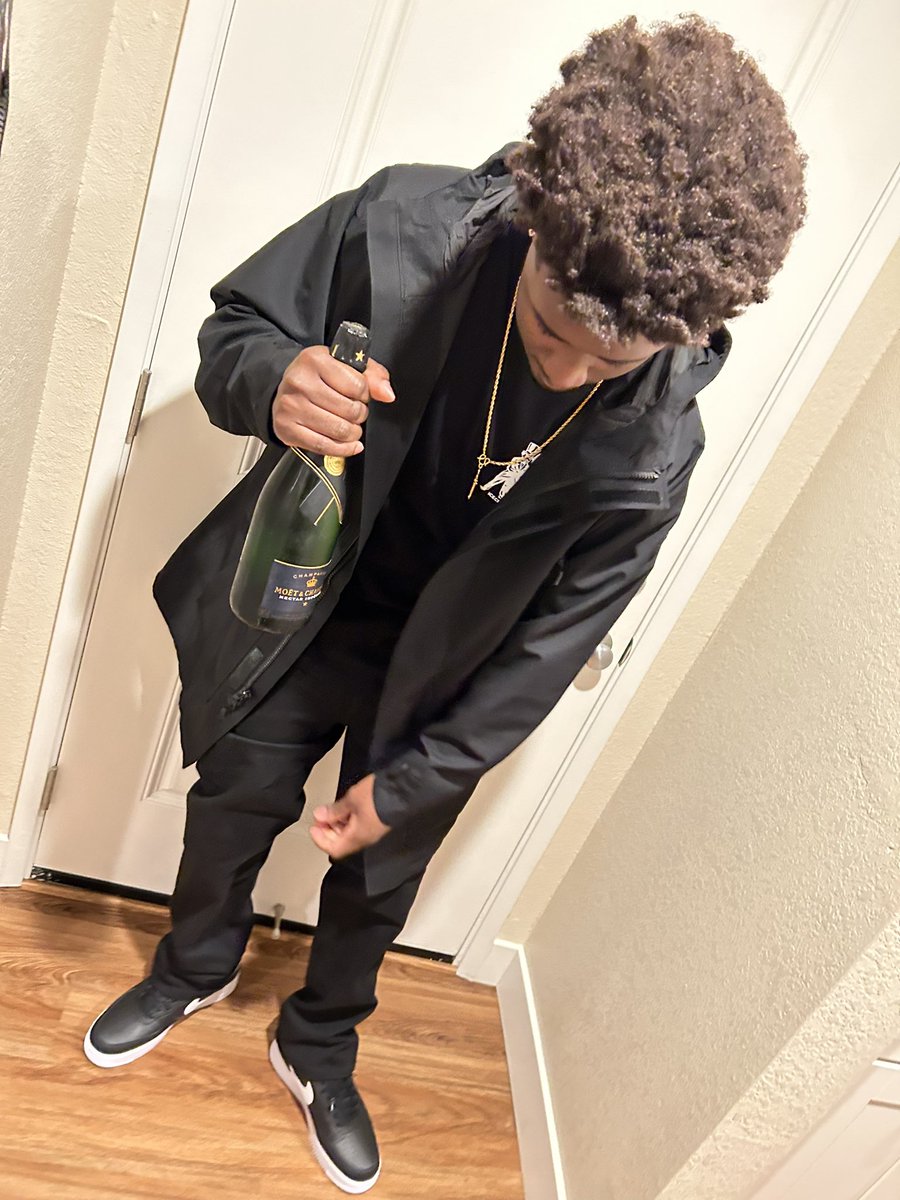 DopeItsDoms's tweet photo. 🍾 https://t.co/srXmZKbmVP